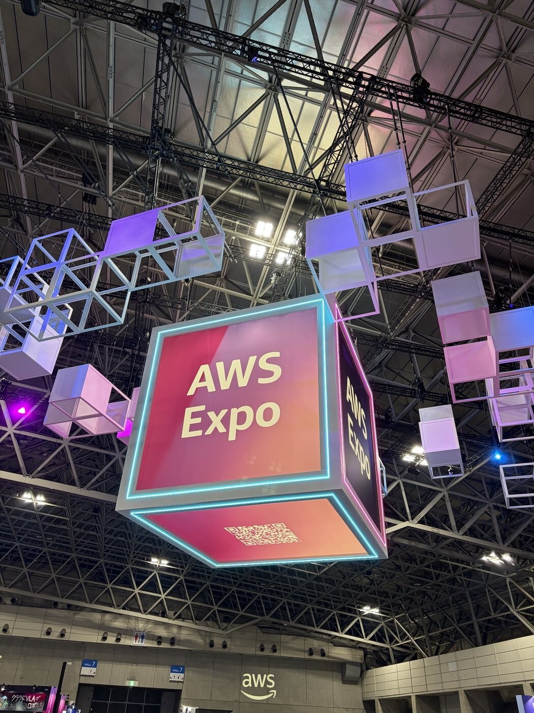 会場には、セッションルームや各パートナーのブースが所狭しと並び、各社が自社サービスのデモや講演を至る所で行っている、まさに技術の祭典。