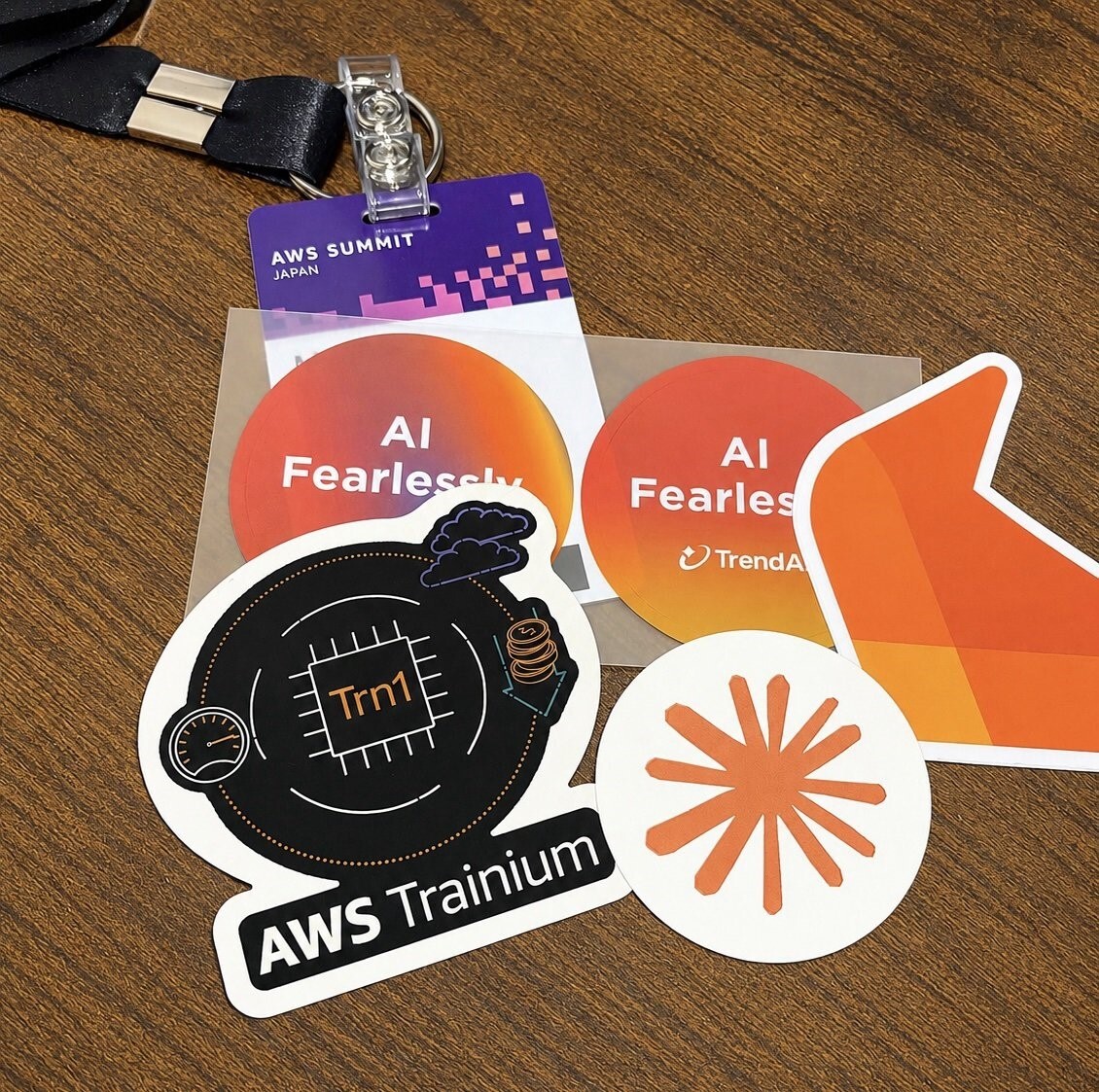 天井から吊るされた AWS Expo のキューブサイン