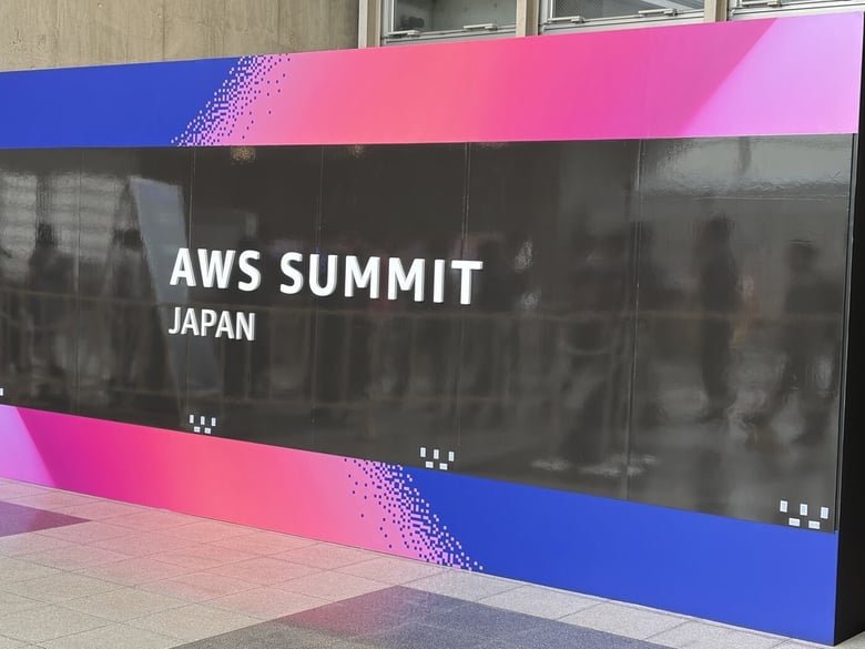 朝8時過ぎに到着すると、既に会場前には長蛇の列ができていましたが