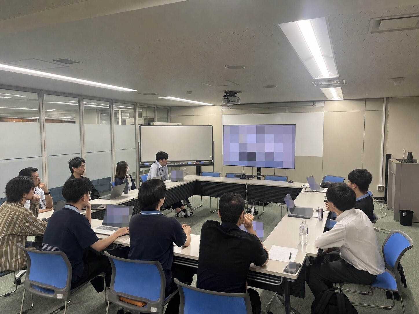 GAWSとは、ゼネックコミュニケーションのメンバーがAWSの知識や意見を持ち寄る社内コミュニティです。